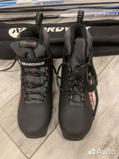 Лыжные ботинки с лыжами