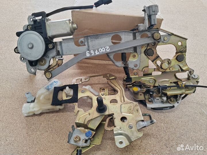 Замок двери задний левый nissan Sirena