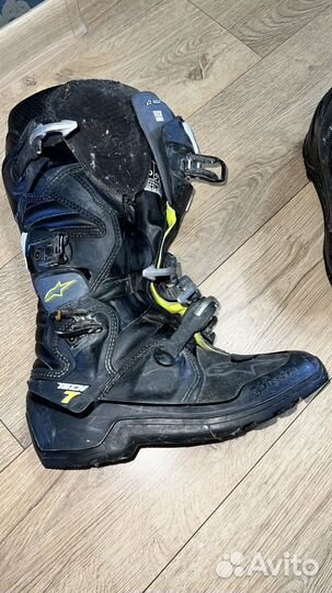 Ботинки для мотокросса и наколенники