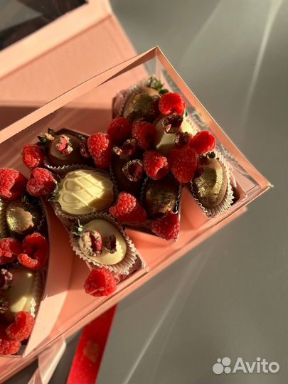 Клубника в шоколаде с малиной