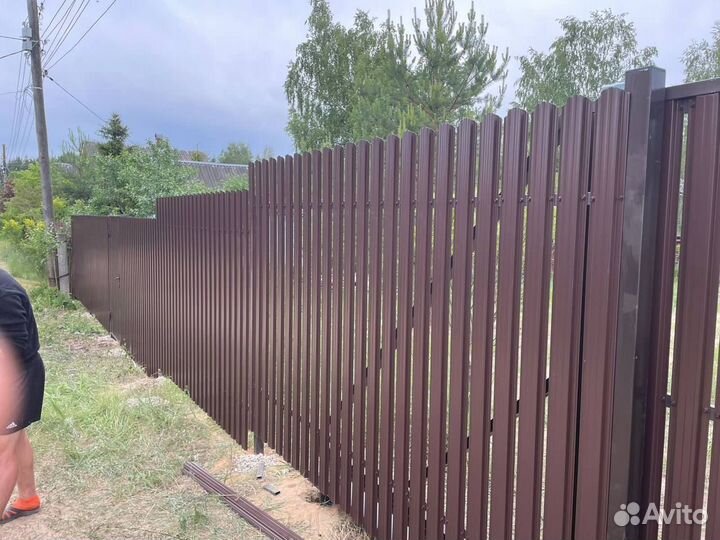 Заборы из профнастила. Забор из евроштакетника