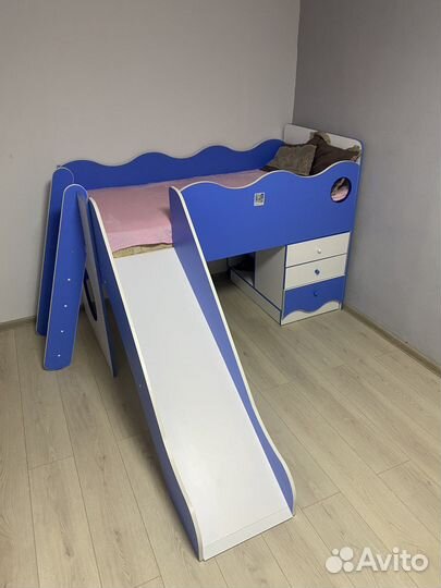 Детская кровать + стеллаж