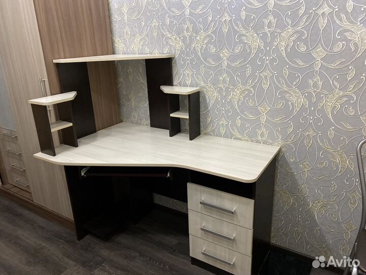 Письменный стол