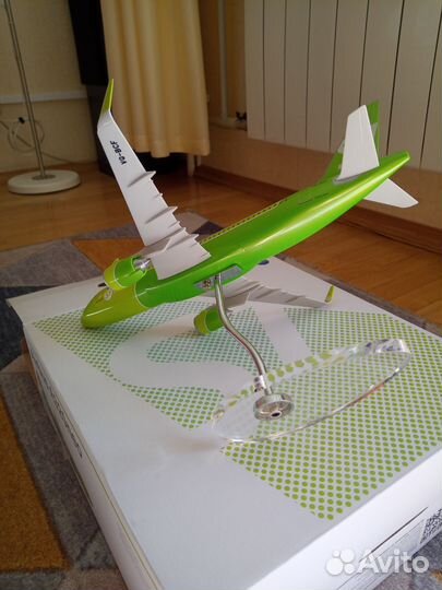 Модель самолета Airbus A320neo M1:100