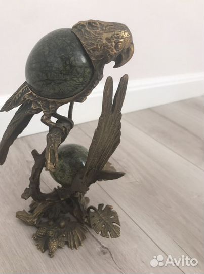 Статуя птиц