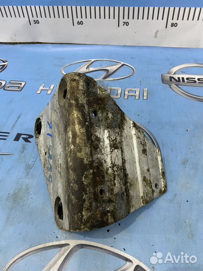 Крепление компрессора пневмы Range Rover Sport