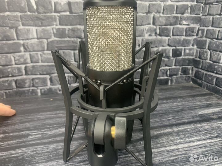 Студийный микрофон akg p420