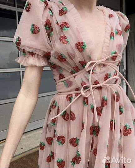 Платье клубничка
