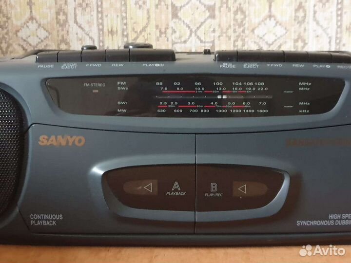 Двухкассетный магнитофон Sanyo