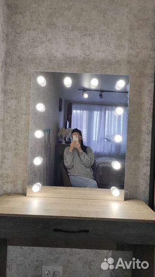 Гримерное зеркало с лампочками