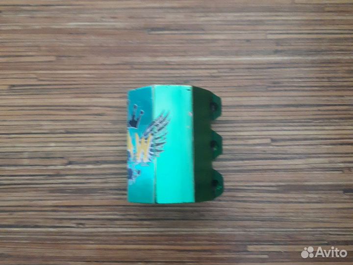 Зажим для трюкового самоката