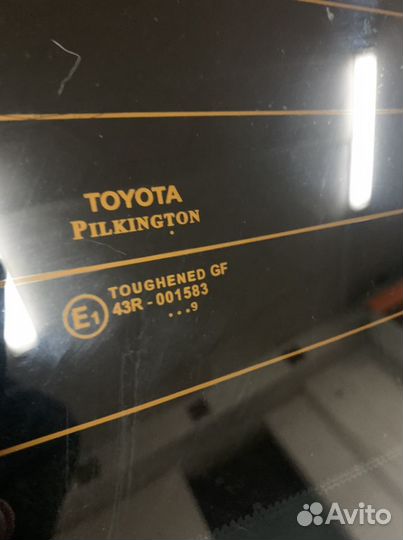 Toyota Avensis 270 стекло