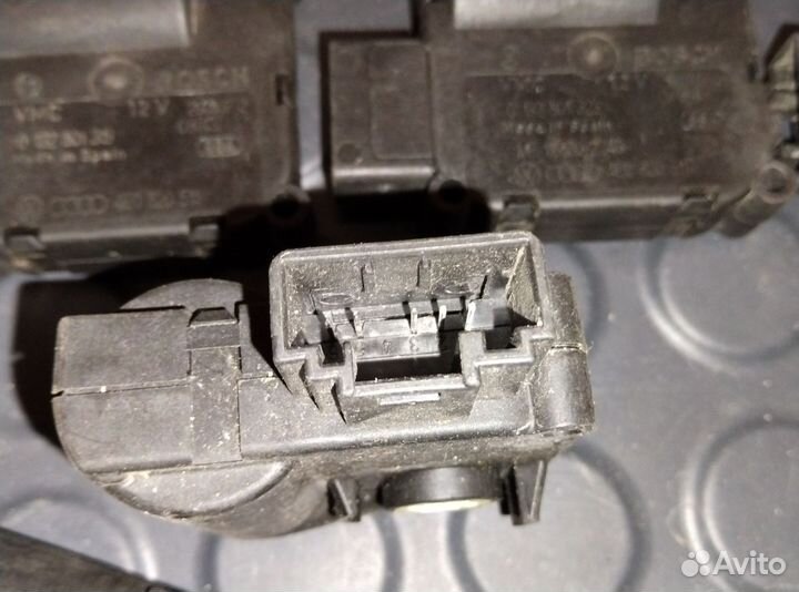 Моторчик заслонки печки Audi Volkswagen 4E0820511