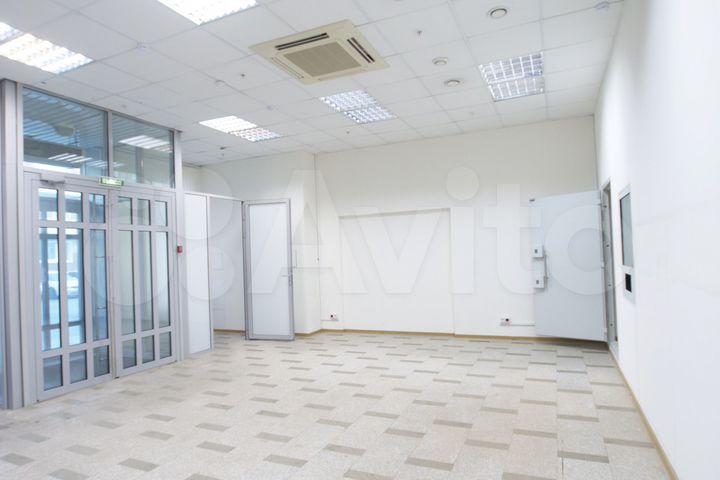 Торговое помещение с отдельным входом в центре