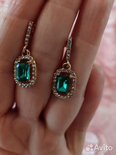 Серьги с изумрудными кристаллами