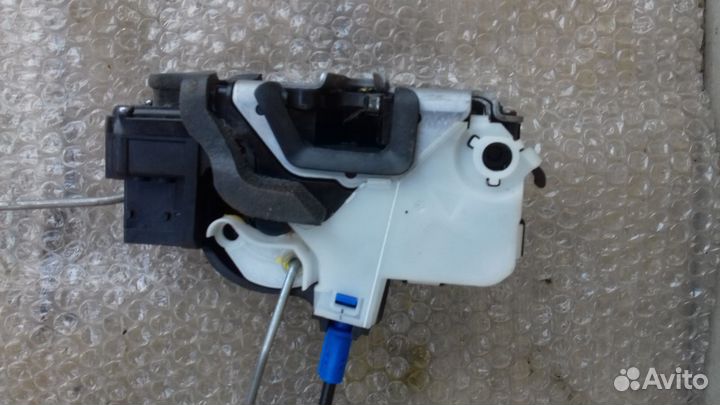 Опель Астра J замок передней правой двери