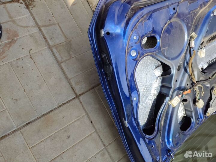 Крышка багажника Toyota noah azr60