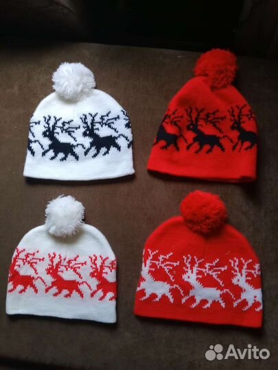 Шапки с помпошкой(белые и красные)