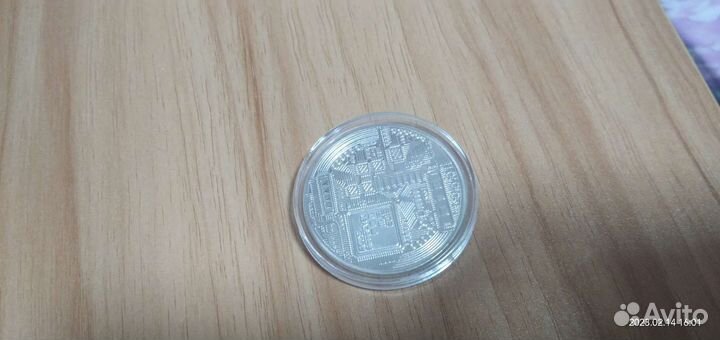 Монета биткоин новая в футляре