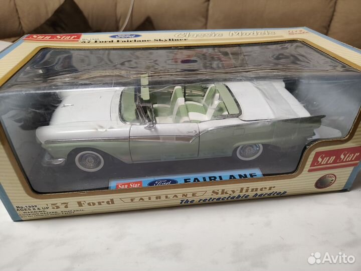Ford Fairlane 500 Skylaner 1957 1/18 SunStar