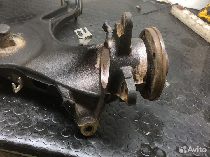 Кулак задний правый Volkswagen Transporter T5