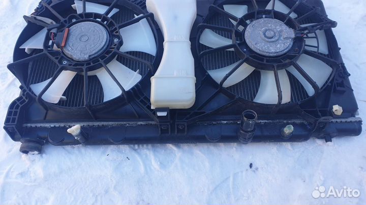 Радиатор охлаждения двигателя Honda freed spike