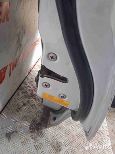 Замок двери правый задний Toyota Corolla EE103V