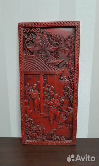 Декоративное панно с резьбой и иероглифами