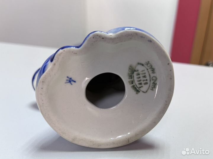 Фарфоровая статуэтка Корова с колокольчиком