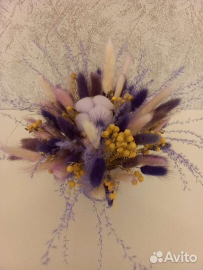 Композиция из сухоцветов фиолетовая