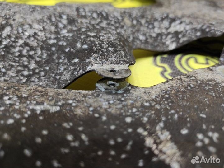 Щиток тормозного механизма передний левый Bmw X5