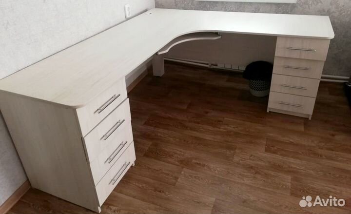 Угловой письменный стол