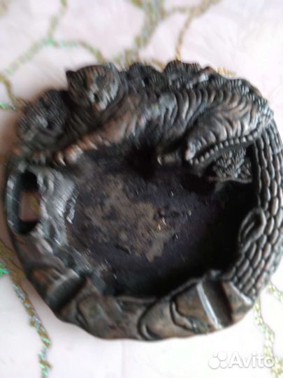 Зажигалка и пепельница