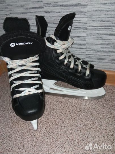 Коньки хоккейные 35р