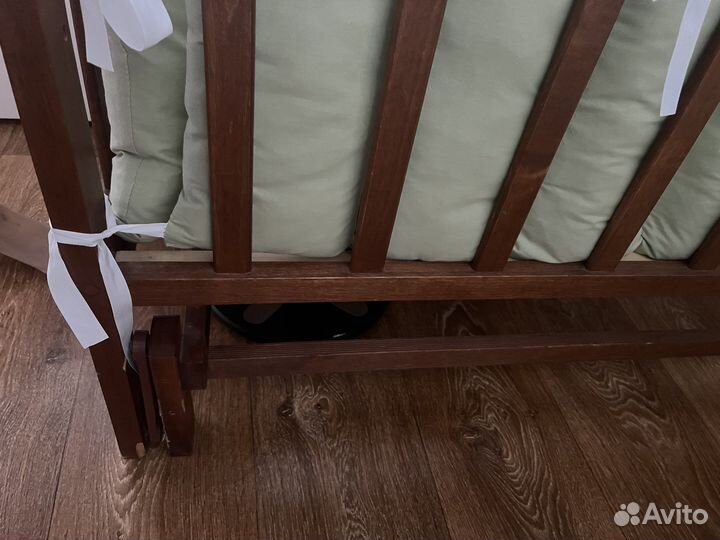 Детская кроватка с маятником