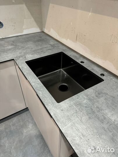 Кухня угловая в потолок новая от фабрики