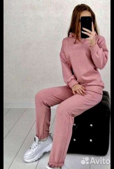 Спортивный женский костюм