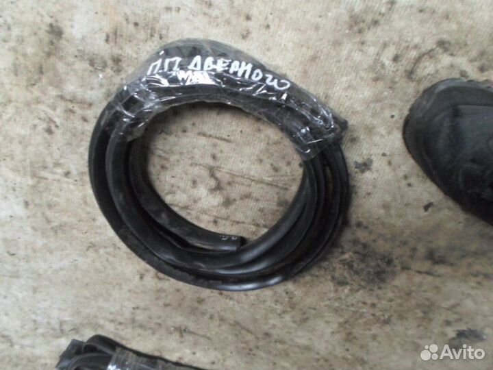 Уплотнитель дверного проема передний правый Kia Ri