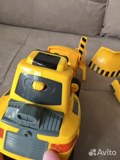 Игрушечный экскаватор на радиоуправлении