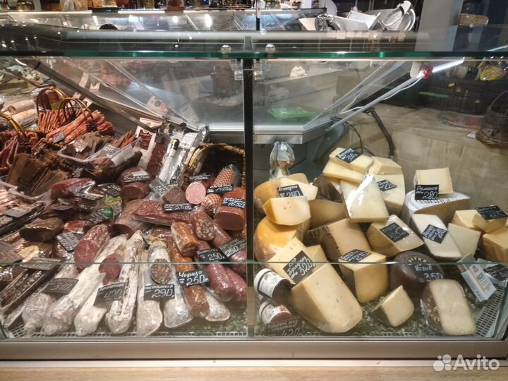 Продавец колбасных изделий и сыров