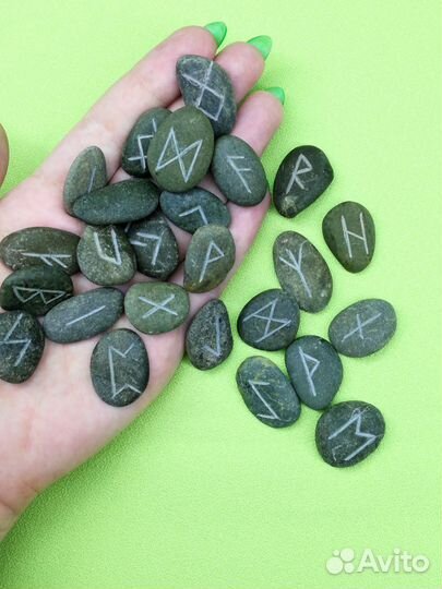 Руны скандинавские из камня