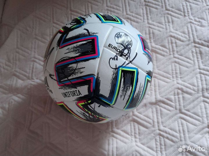 Футбольный мяч с подписями игроков сборной России