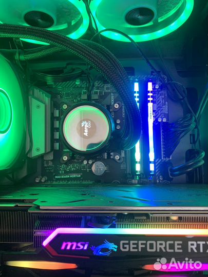 Игровой компьютер с монитором и клавиатурой