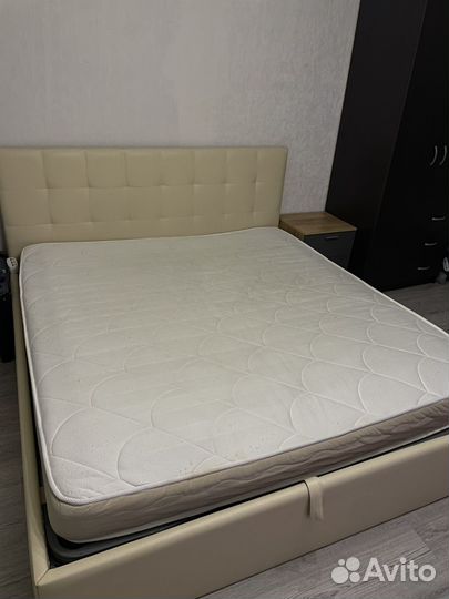 Кровать с матрасом 180х200