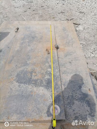 Ворота металлические,распашные. Встроена калитка