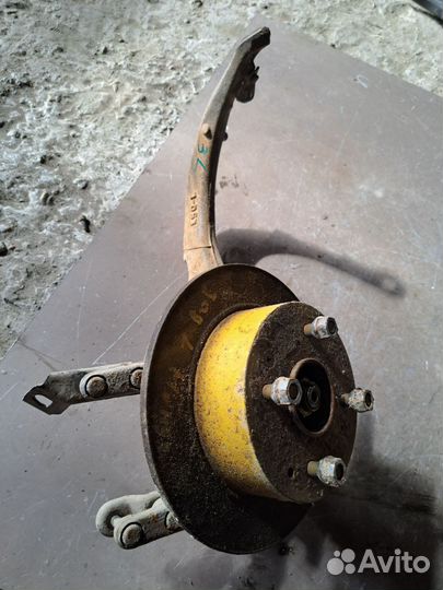 Поворотный кулак задний левый Honda Inspire