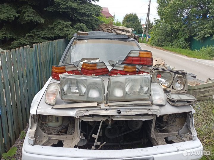 Правая фара на Mercedes-Benz W124