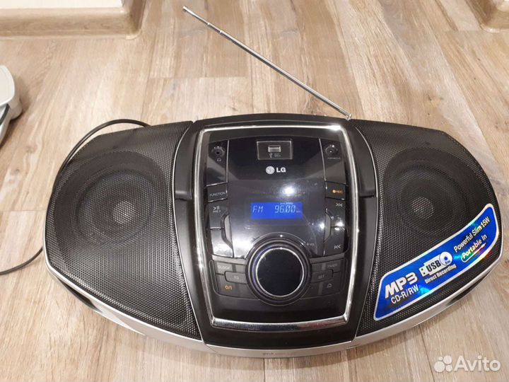 Аудиомагнитола LG SB74