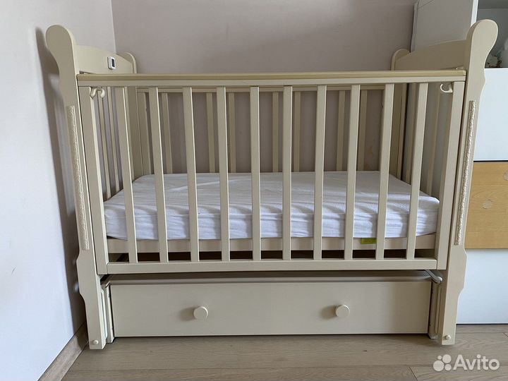 Детская кроватка с продольным маятником и ящиком