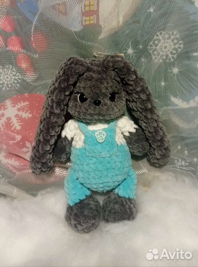 Вязаная плюшевая игрушка - зайка